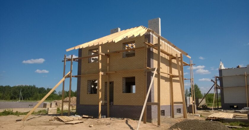 Stavební práce zdražovaly i loni, odkládat zahájení stavby nebo koupi bytu se nevyplatí