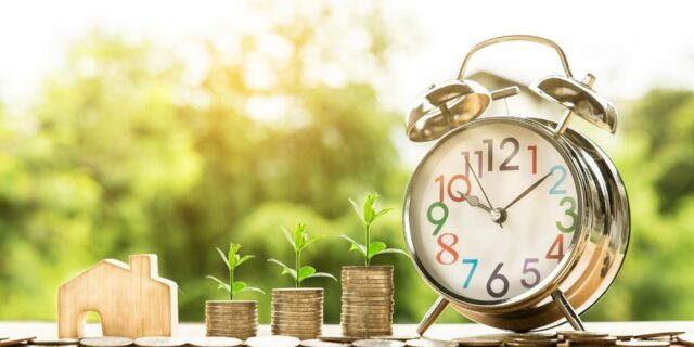 Česká ekonomika ve třetím čtvrtletí zpomalila pokles na pět procent