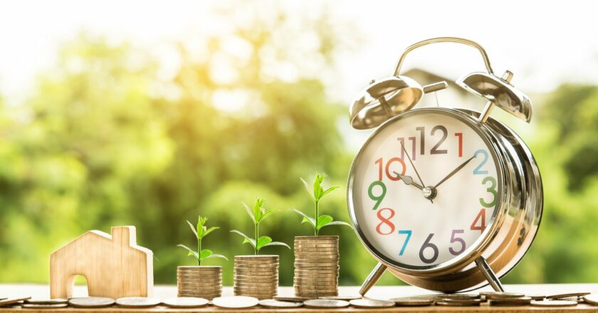 Česká ekonomika ve třetím čtvrtletí zpomalila pokles na pět procent