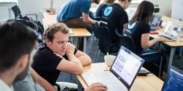 Průzkum: Zájem o kurzy IT stále roste. Důvodem je i covid