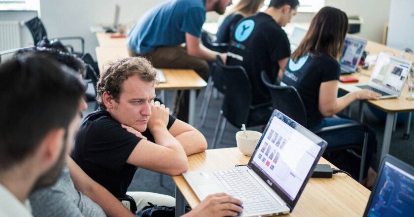 Průzkum: Zájem o kurzy IT stále roste. Důvodem je i covid