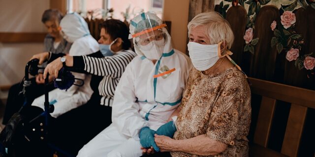 Konec izolace? Nejlepší vánoční dárek pro seniory