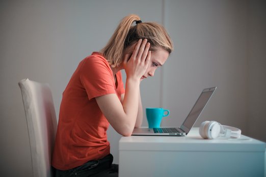 Třetině Čechů se během pandemie snížil příjem, o práci strach nemají