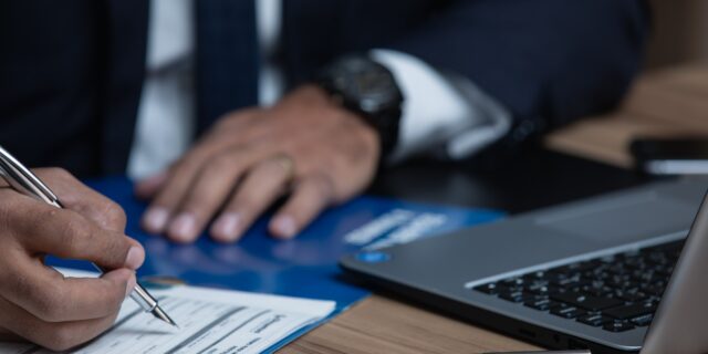 Recenze zákona o státní pomoci při mimořádných opatřeních vyhlášených v souvislosti s epidemií koronaviru SARS CoV-2 (odškodňovací zákon)