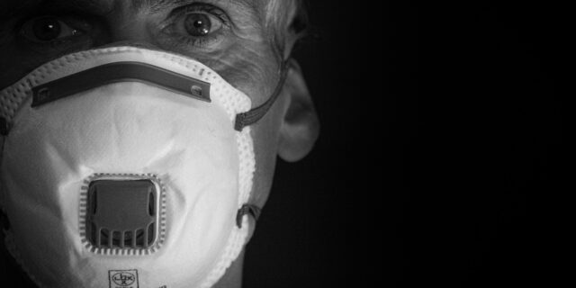 Respirátory o víkendu na internetu hledalo 600 tisíc lidí