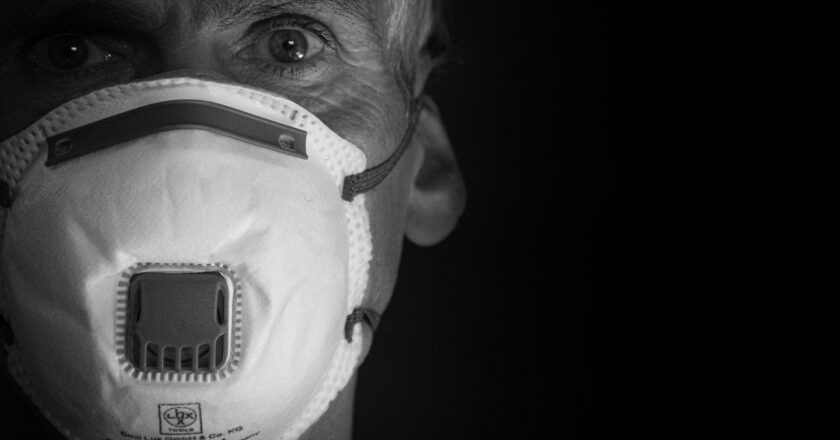 Respirátory o víkendu na internetu hledalo 600 tisíc lidí