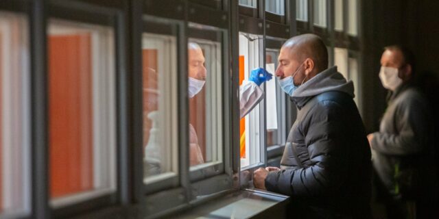 Testy na COVID-19 u zaměstnanců mají pozitivní výsledek pouze zhruba v 0,5 procentech případů