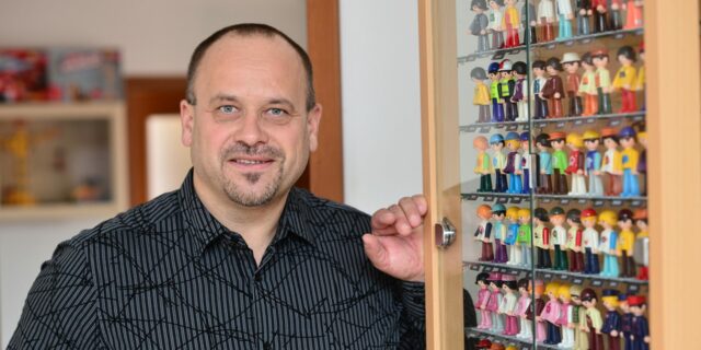 Společenské hry lidi spojují, učí je vyhrávat i přijmout porážku, fyzické hračky učí děti vnímat reálný svět.