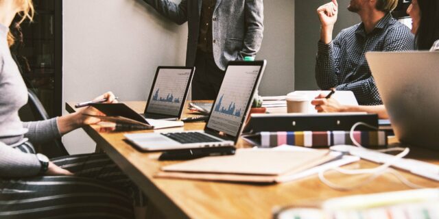 Průzkum Apogeo: Firmy čekají stagnaci, budou šetřit outsourcingem