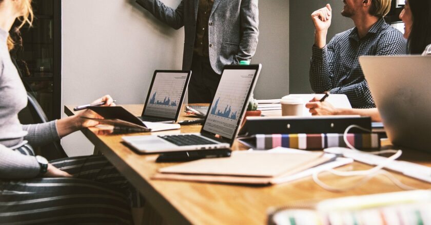 Průzkum Apogeo: Firmy čekají stagnaci, budou šetřit outsourcingem