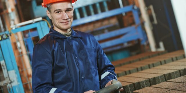 Brigádníkům se nechce pracovat rukama, raději by seděli v kancelářích