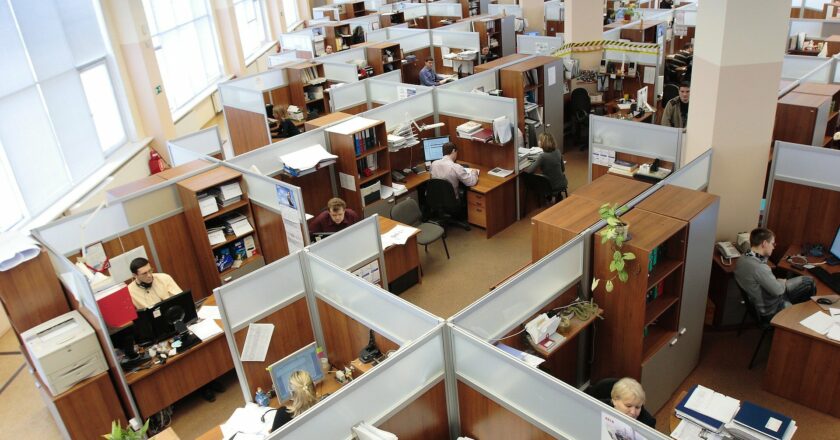 Průzkum Grafton: zaměstnanci mají více práce a jsou častěji ve stresu