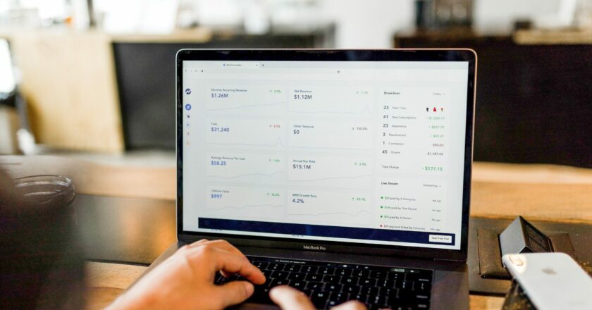 Počet digitálních podvodů na vrcholu pandemie vzrostl až o 220 procent