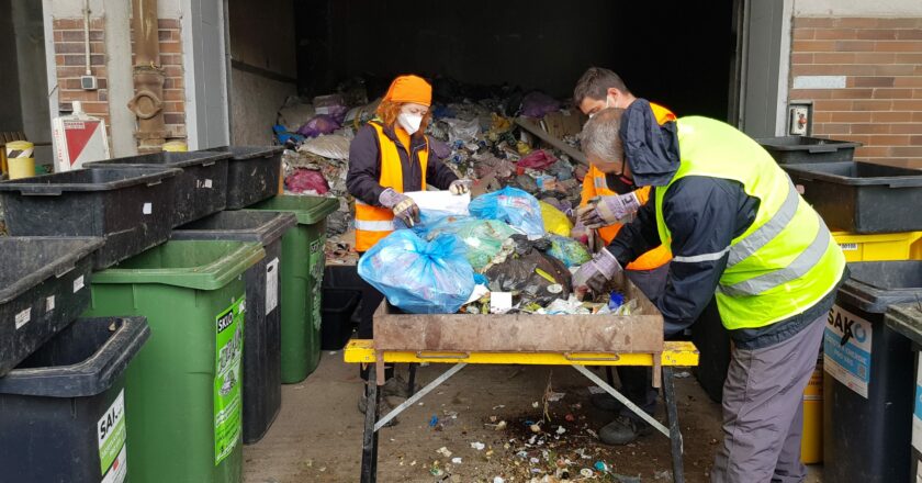 Co vše končí zbytečně v černé popelnici? To zjišťují pravidelné rozbory