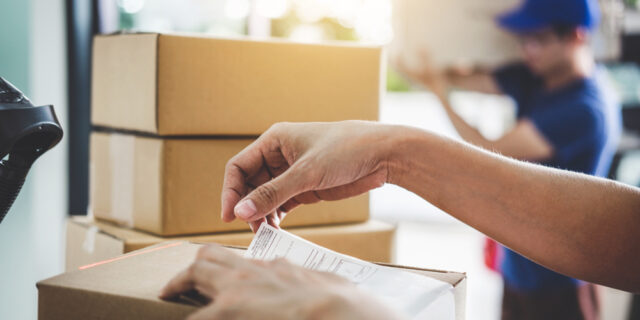 Sazka, ve spolupráci s Balíkovnou, rozšiřuje službu na svých terminálech o možnost podání zásilky