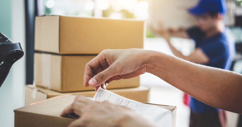 Sazka, ve spolupráci s Balíkovnou, rozšiřuje službu na svých terminálech o možnost podání zásilky