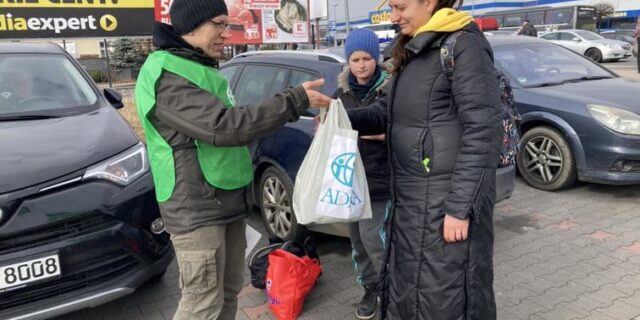 Je to jako návrat v čase: kamiony s humanitární pomocí křižují Evropu 