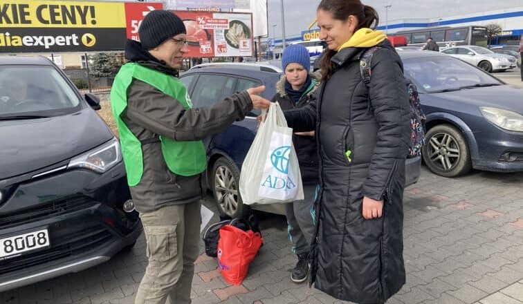 Je to jako návrat v čase: kamiony s humanitární pomocí křižují Evropu 