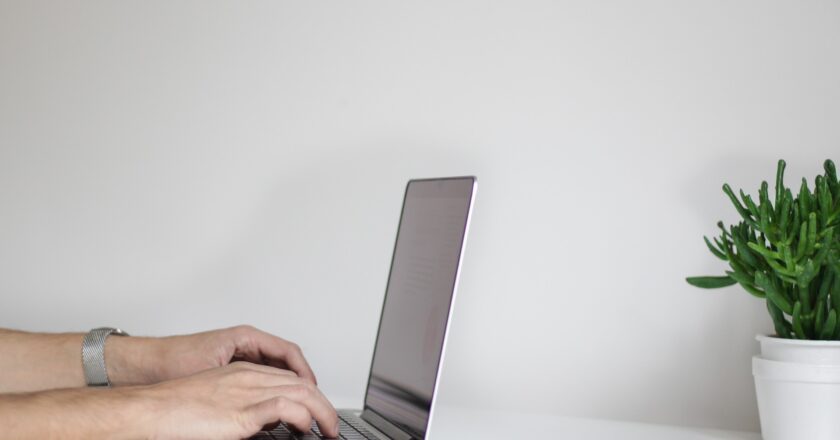 Velké firmy přicházejí se zabezpečením práce z domova. Počet útoků roste