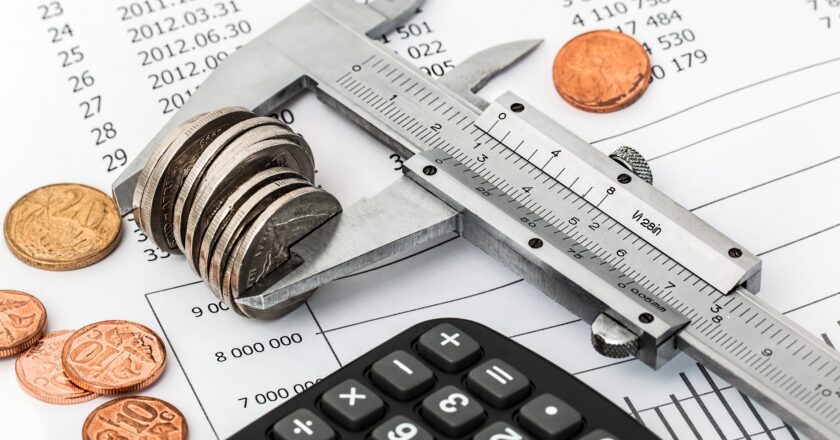 Deficit státního rozpočtu opět míří vysoko
