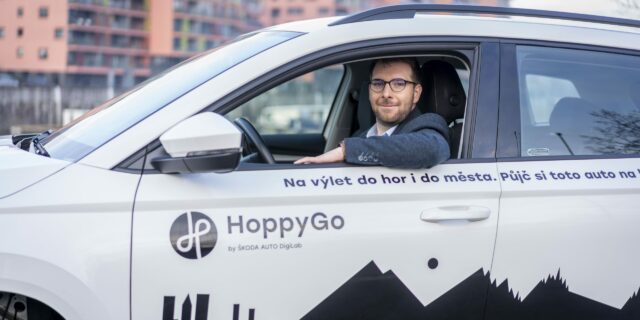 Nejdřív vyzkoušet, až pak koupit. Mýty o elektromobilech pomáhají překonávat carsharingové platformy