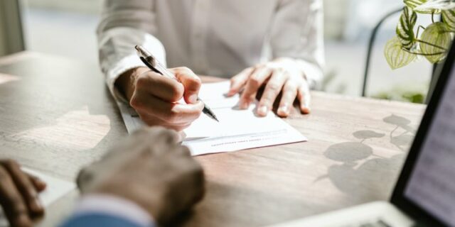 Bankovnictví se mění – ubývá poboček, mění se struktura zaměstnanců