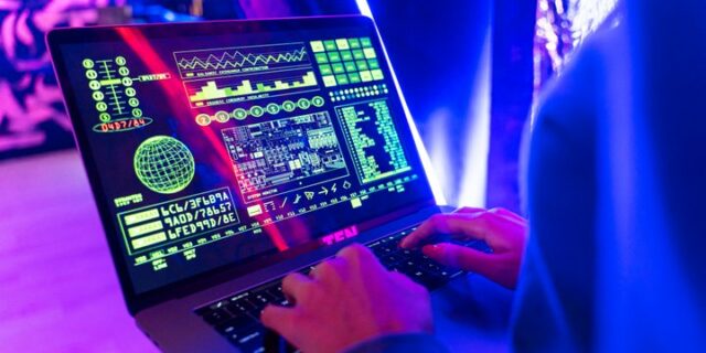 Straší se útoky hackerů, daleko spíš ale podlehnete podvodníkovi než sofistikovanému napadení