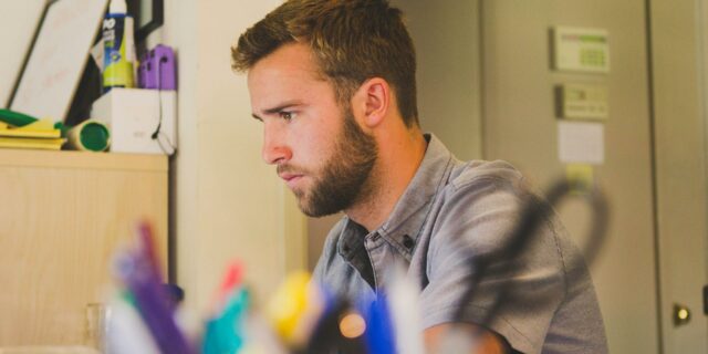 Firmy chtějí šetřit na energiích zavedením povinné práce z domu, přitom se jim to nemusí vyplatit