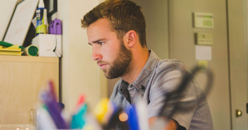 Firmy chtějí šetřit na energiích zavedením povinné práce z domu, přitom se jim to nemusí vyplatit