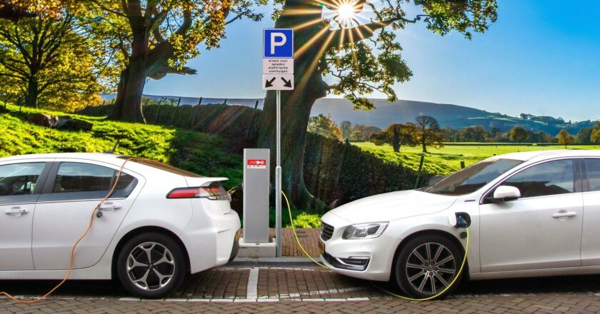 Jak Češi šetří na autech: Jezdí svým autem méně, čtvrtina zvažuje elektromobil
