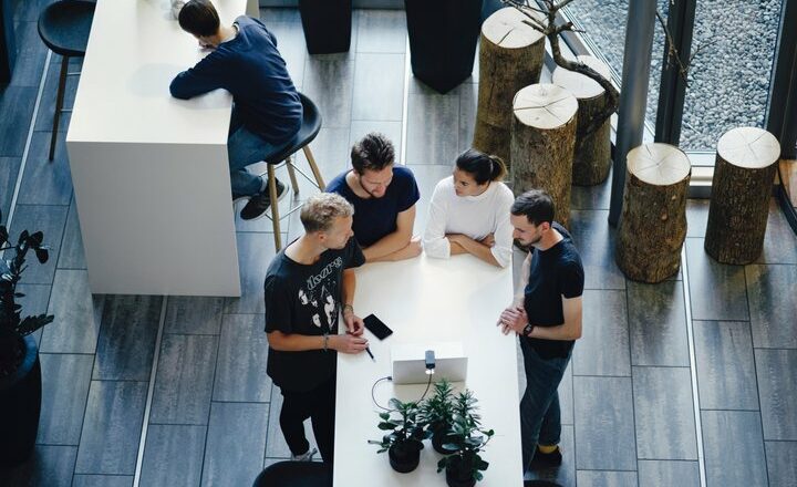 Je třeba bát se podzimní a zimní vlny covidu? Firmy by měly být připravené