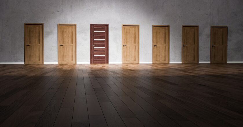 Schmarcz: Vláda relativně zvládla krizi, její kandidát díky tomu vyhrál prezidentské volby. Co ale bude dál?