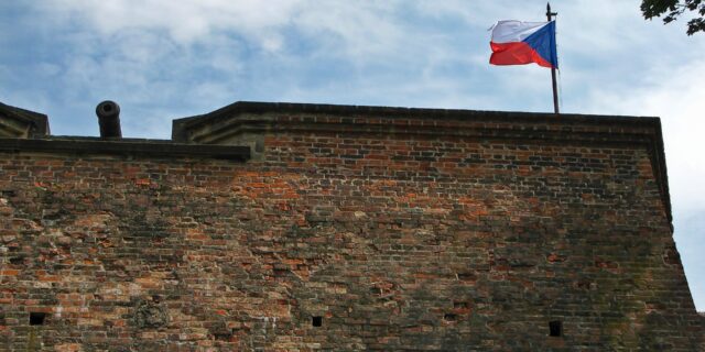 Nebezpečná hra poslanců se státními symboly