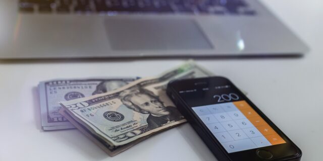 Večírek vystřídala kocovina. Jaký koktejl namíchá FED nyní?