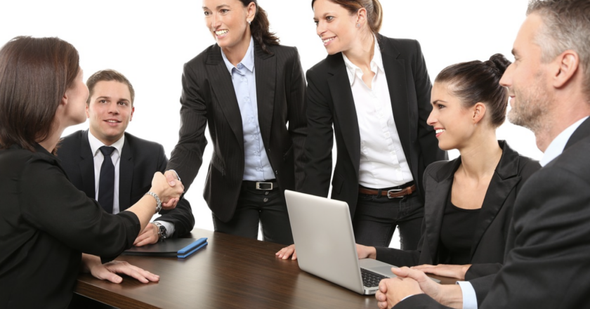 Trh práce mírně ochladl, zůstává ale v dobré kondici