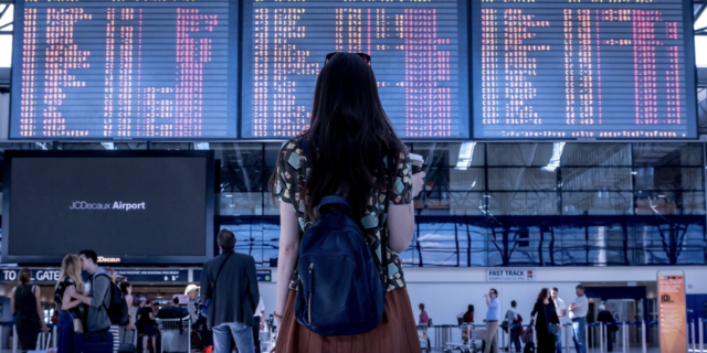 Až čtvrtina Čechů používá k placení na zahraniční dovolené jenom hotovost