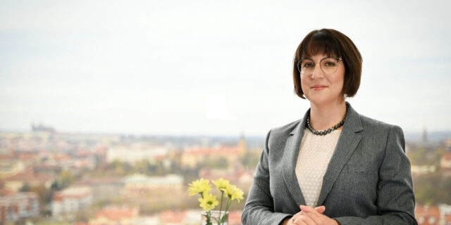 Rektorského žezla na Vysoké škole NEWTON se ujímá Anna Plechatá Krausová