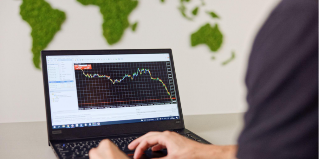Analytici se shodují - koruna bude do konce roku 2024 dále slábnout. Jak toho využít?