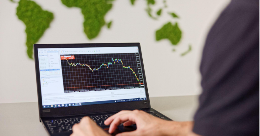 Analytici se shodují – koruna bude do konce roku 2024 dále slábnout. Jak toho využít?