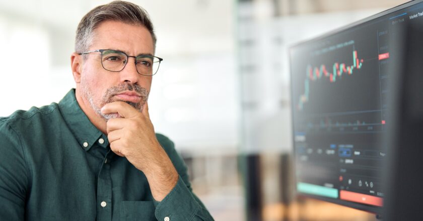 Investice do aktiv a úrokové sazby: Vydělávejte i z neinvestovaných prostředků