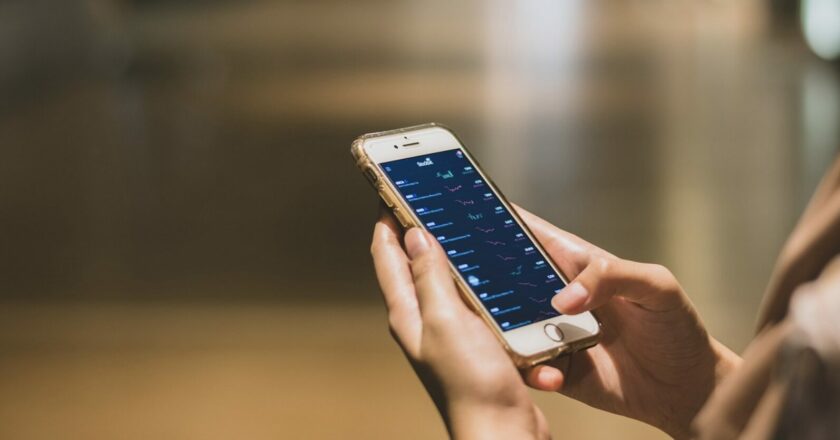 Zkušenost s investováním má pouze 50 % českých žen. Častěji se mu věnují muži, kteří jsou zároveň odvážnějšími a aktivnějšími investory