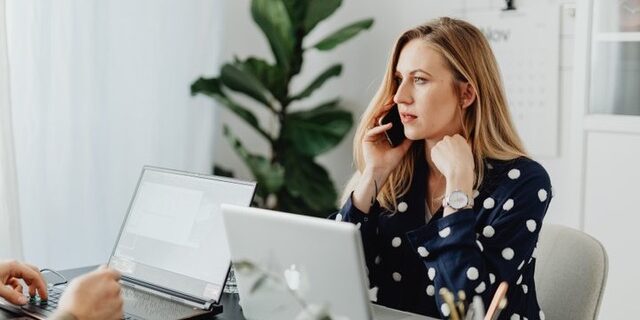 V létě roste riziko IT průšvihů ve firmách. Zaměstnanci se připojují na dálku ze soukromých zařízení, klesá obezřetnost a na pracovištích se pohybují neprověření a neproškolení brigádníci