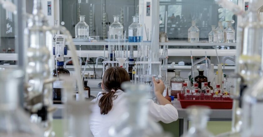 Ve 2. kvartálu rostly nejvíce nástupní mzdy provozních manažerů a chemiků