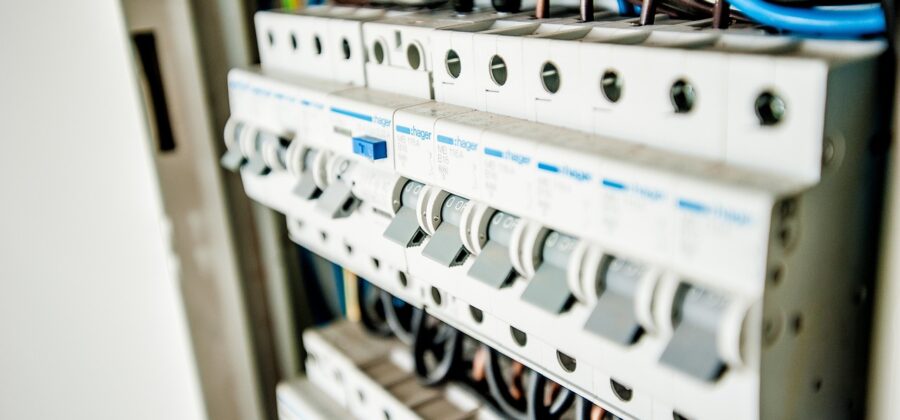 Firmy a obce podceňují jističe. Platí kvůli nim statisíce korun navíc, pomoci může i nástup chytrých elektroměrů