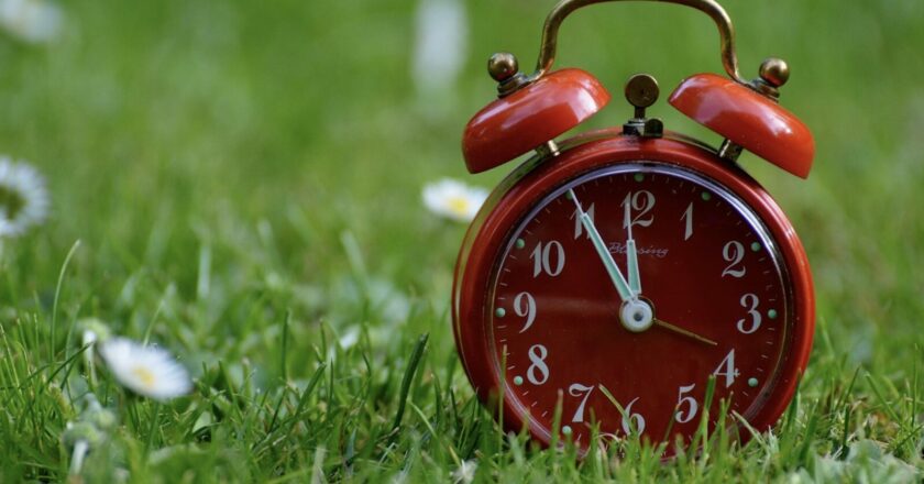 Komentář XTB: Co znamená posun času pro nás a ekonomiku a proč nás čeká jeden z nejkritičtějších pondělků v roce?