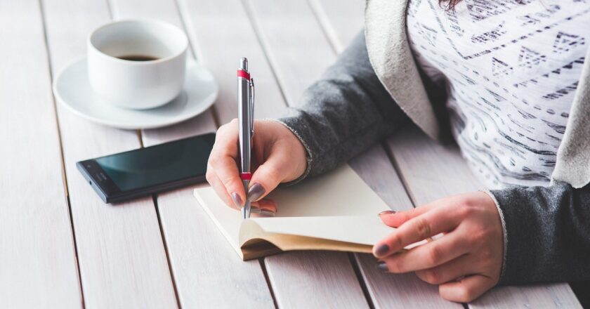 Stereotyp odmítání seniorních zaměstnanců je typičtější pro ženy