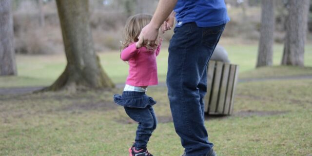 Poradna: Otcovská dovolená pro zaměstnance i OSVČ - Kdo a jak ji může čerpat?