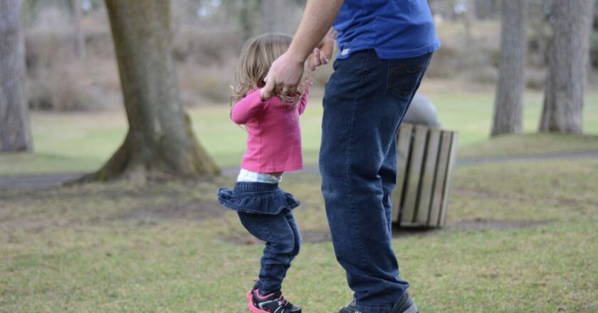 Poradna: Otcovská dovolená pro zaměstnance i OSVČ – Kdo a jak ji může čerpat?