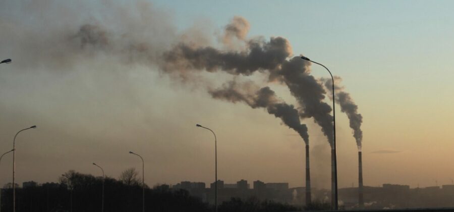 Stopka vlády na emisní povolenky: Odstřižení od evropských peněz nebo brzda přechodu na ekologičtější zdroje energie?