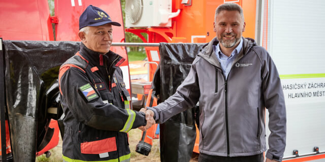 Voda pomáhá vodě. PVK obdarovaly pražské hasiče